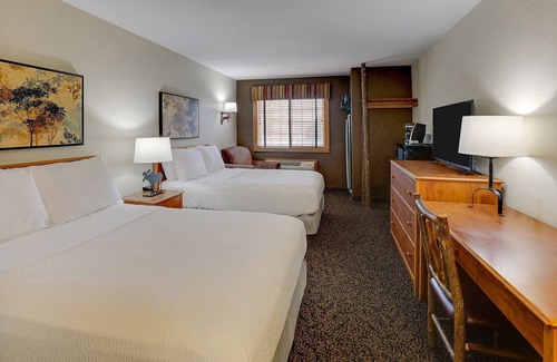 Quincy Hotel | Alluring Quincy Stay! Panoramic Views, Indoor/Outdoor Pool | 3 Units
