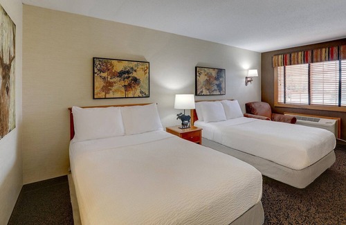 Quincy Hotel | Alluring Quincy Stay! Panoramic Views, Indoor/Outdoor Pool | 3 Units