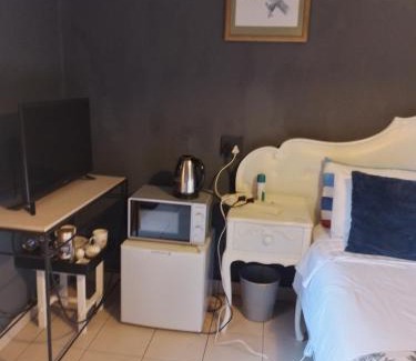 Waterkloof Glen Apartment | Aloha Menlyn Lodge Ensuite Rooms with shower all with own entrance and unlimited free WiFi