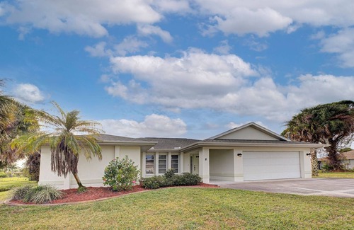 Long Meadow House | Aloha Shores | Pet friendly | Pool | fenced yard