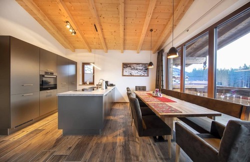 Schonbach Ski Chalet | Alpine Chalet with Sauna and Balcony