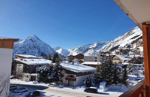 Les Deux Alpes House | Alpine Comfort with Balcony
