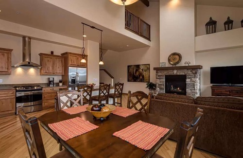 Bear Crossing House | Alpine Lodge | Hot Tub Slope Views Downtown