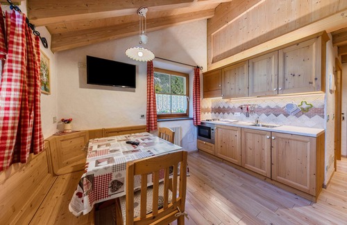 San Giovanni di Fassa Apartment | Alpine-style Apartment 'Catinaccio Rosengarten' with Wi-Fi