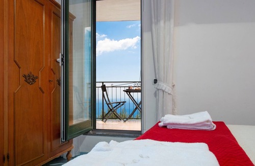 San Michele Apartment | Amalfi Coast Apartment "Bouganvillea"