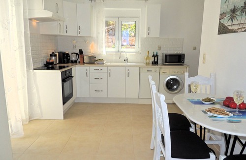 Kokkinon Khorion Villa | Amazing 14m infinity pool, outside dining & lounge area, sea views, & big garden