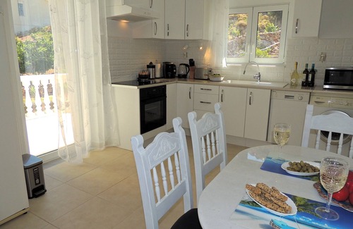 Kokkinon Khorion Villa | Amazing 14m infinity pool, outside dining & lounge area, sea views, & big garden