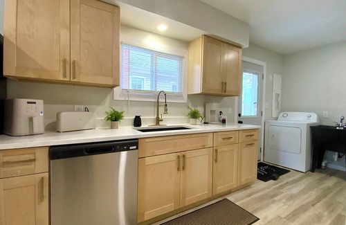 Eastlake House | Amazing 2-bedroom house with AC in Eastlake