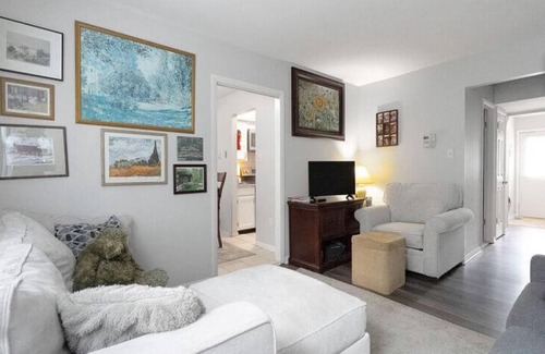 Franconia House | Amazing 3-bedroom townhome with AC in Alexandria. Walk to metro. Park two cars!