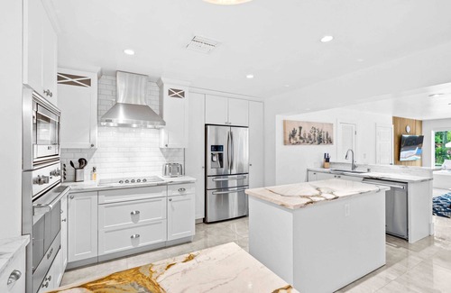 El Portal Villa | Amazing 4BR Villa with Canal View, Beach Volleyball Court