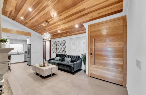 Valley Glen House | Amazing 6BR w/Pool, Spa, BBQ, Home Theater, Guest Suite & Gym!