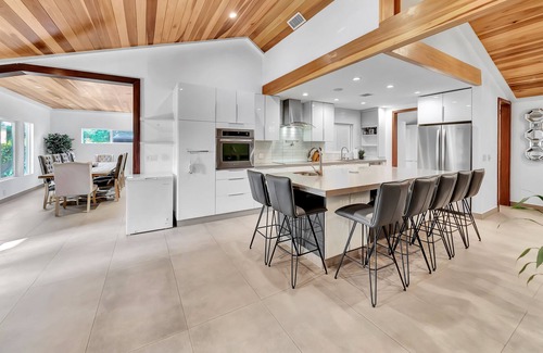 Valley Glen House | Amazing 6BR w/Pool, Spa, BBQ, Home Theater, Guest Suite & Gym!