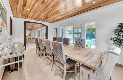 Valley Glen House | Amazing 6BR w/Pool, Spa, BBQ, Home Theater, Guest Suite & Gym!