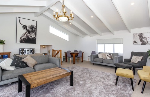 New Plymouth House | Amazing Beach-Side Bach 100m from East End Beach