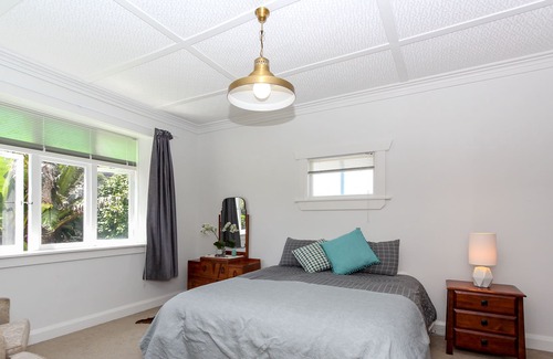 New Plymouth House | Amazing Beach-Side Bach 100m from East End Beach