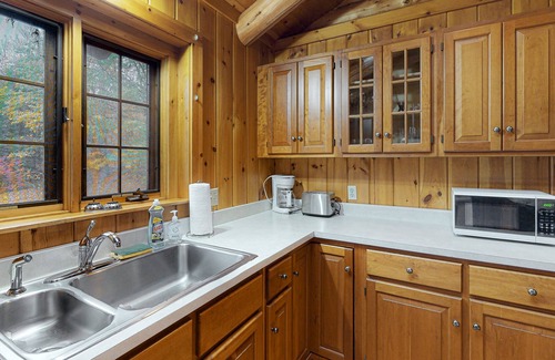 Hartland Cabin | Amazing cabin on 12 acres with AC, jetted tub & woodstove - dog-friendly