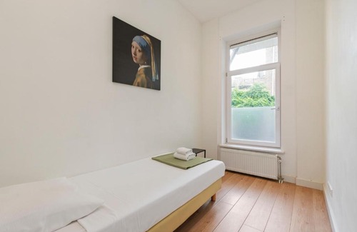 Oude Pijp Apartment | Amazing Canal View Apartment Next To Albert Cuyp Market
