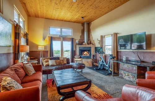 West Alameda House | Amazing Casa between Meow Wolf and Plaza!