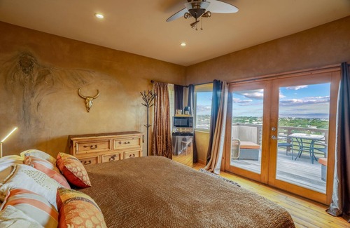 West Alameda House | Amazing Casa between Meow Wolf and Plaza!