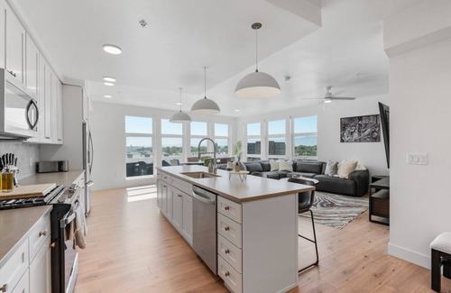 Downtown Salt Lake City Apartment | Amazing Deluxe 2BR Pool/Gym/Htub