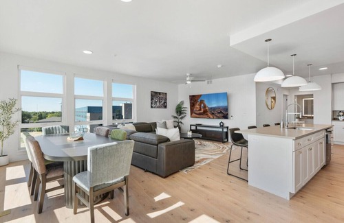 Downtown Salt Lake City Apartment | Amazing Deluxe 2BR Pool/Gym/Htub