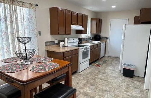 Rose Park House | Amazing Duplex Close to airport, downtown