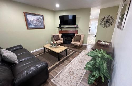 Rose Park House | Amazing Duplex Close to airport, downtown
