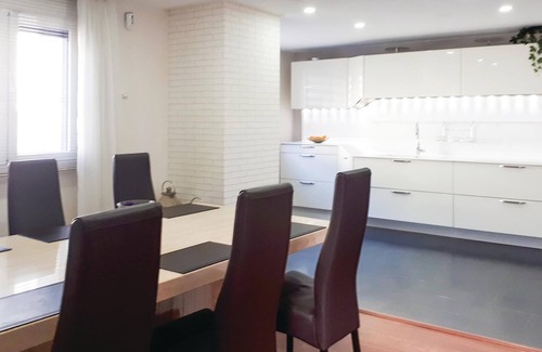 Arroyomolinos House | Amazing home in Arroyomolinos with WiFi