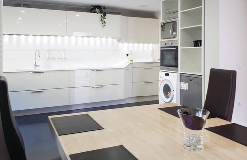 Arroyomolinos House | Amazing home in Arroyomolinos with WiFi