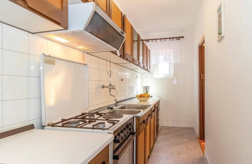 Bakarac House | Amazing home in Bakarac with WiFi