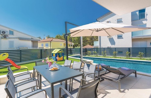 Biograd na Moru House | Amazing home in Biograd with kitchen