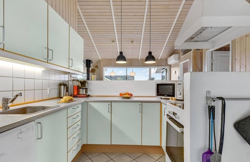 Pøt Strandby House | Amazing home in Juelsminde with sauna