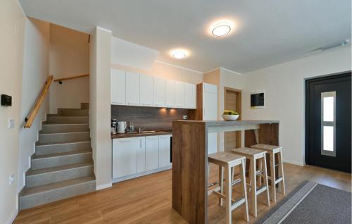 Varazdin House | Amazing Home In Margecan With Wifi