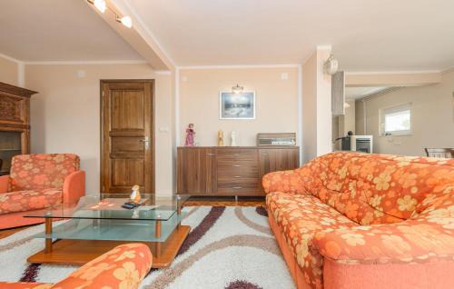 Otocac House | Amazing Home In Prozor With Kitchen