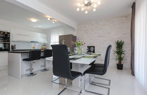 Suhovare House | Amazing home in Suhovare with kitchen