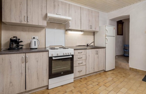 Susak House | Amazing home in Susak with kitchen