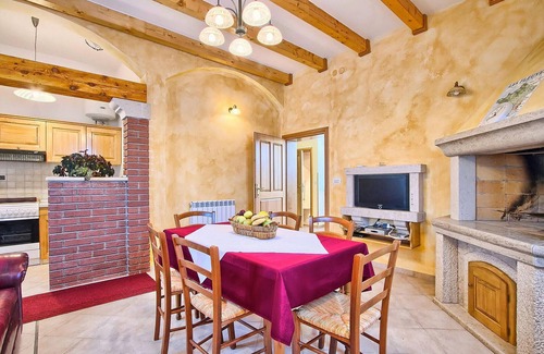 Tinjan House | Amazing home in Tinjan