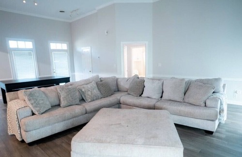 Tougaloo House | Amazing house living area washer and dryer with garage and backyard
