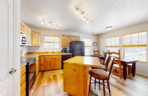 Park City Condo | Amazing lake view condo w/fireplace, balcony, shared pool & hot tub
