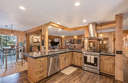 Hayden House | Amazing Lakefront Getaway-sleeps 18 guests, w/private dock, gameroom, spa & more