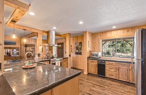 Hayden House | Amazing Lakefront Getaway-sleeps 18 guests, w/private dock, gameroom, spa & more