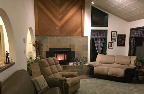 Laramie House | Amazing mountain views and room for the whole family- solar powered.
