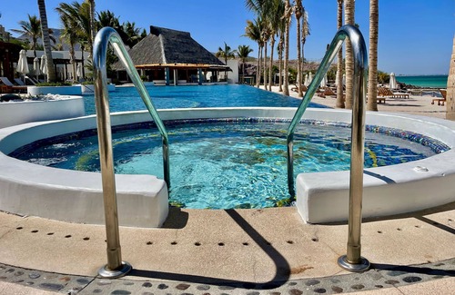 La Paz Apartment | Amazing Oceanview Suite with Beach Club Access & Golf Cart