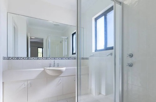 Doubleview House | Amazing spacious 4 bedroom,2 bathroom house perfect for event or family getaway.