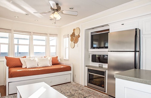 Sandbridge Cottage | Amazing Sunsets! Waterfront-Pet Friendly-Pickleball!