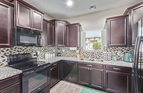 Surprise Farms House | Amazing Surprise Retreat W/Pool, Hot Tub, Ping Pong Table and much more!