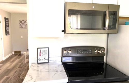 Roseville House | AMAZING TOWNHOUSE BY HIGHWAY & SHOPS LOTS OF FREE PARKING! Long term discounts!