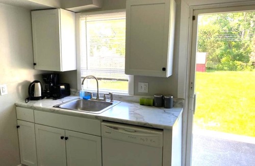 Roseville House | AMAZING TOWNHOUSE BY HIGHWAY & SHOPS LOTS OF FREE PARKING! Long term discounts!