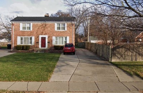 Roseville House | AMAZING TOWNHOUSE BY HIGHWAY & SHOPS LOTS OF FREE PARKING! Long term discounts!