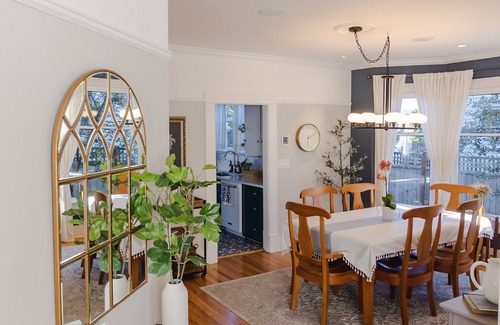 Columbia House | Amazing Victorian 4BR w/Hot Tub 5 Min to Downtown